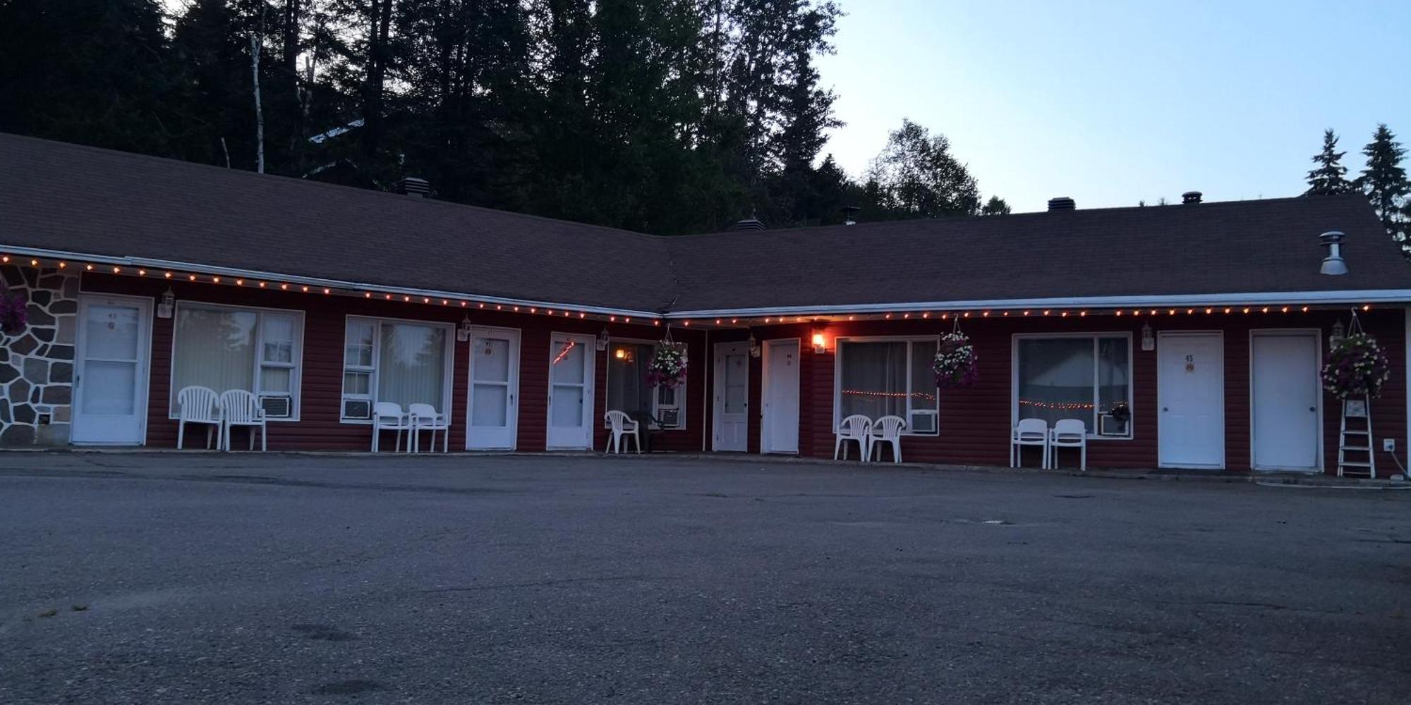 Motel Des Pays D'En Haut Val-David Exterior photo