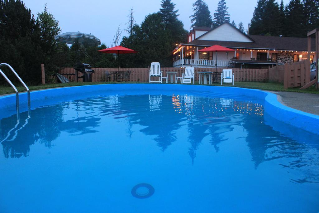 Motel Des Pays D'En Haut Val-David Exterior photo