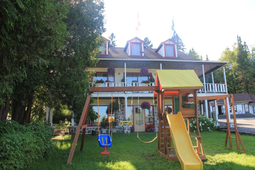 Motel Des Pays D'En Haut Val-David Exterior photo