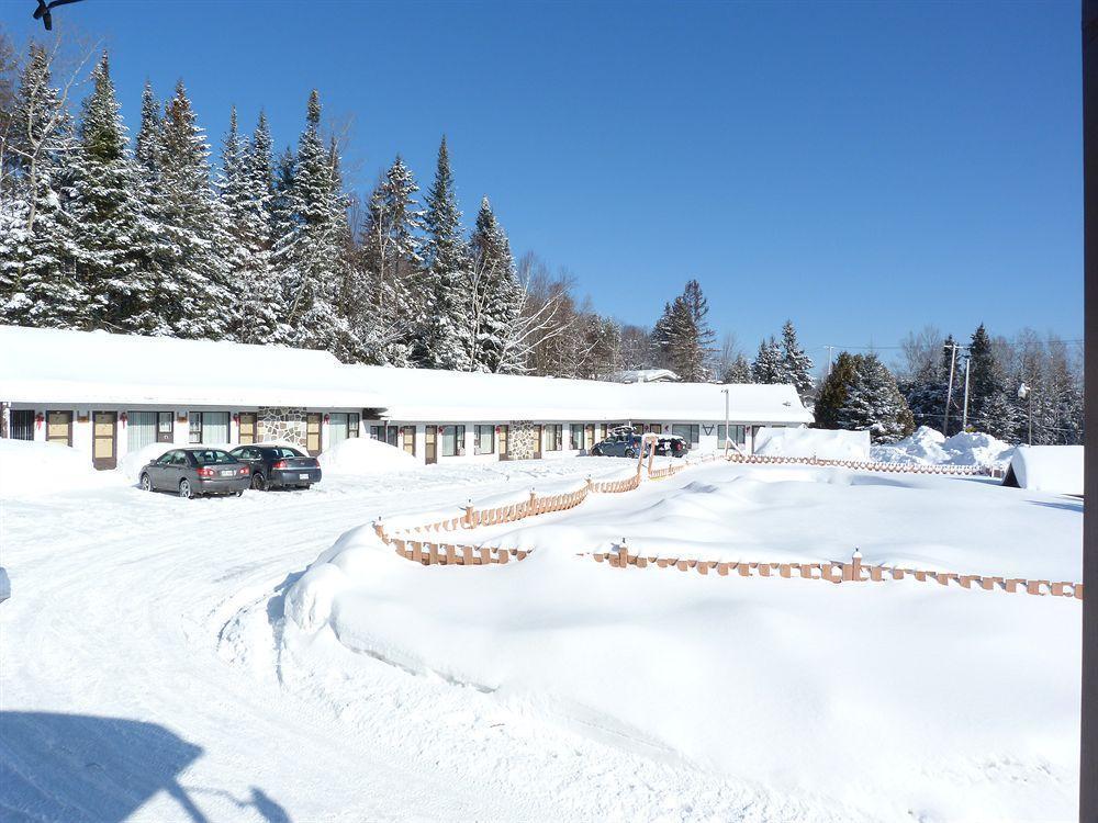 Motel Des Pays D'En Haut Val-David Exterior photo