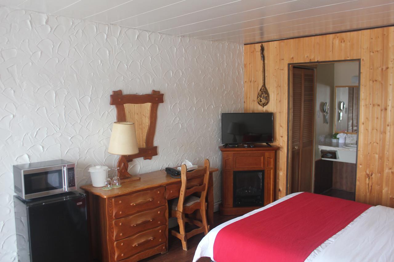 Motel Des Pays D'En Haut Val-David Exterior photo