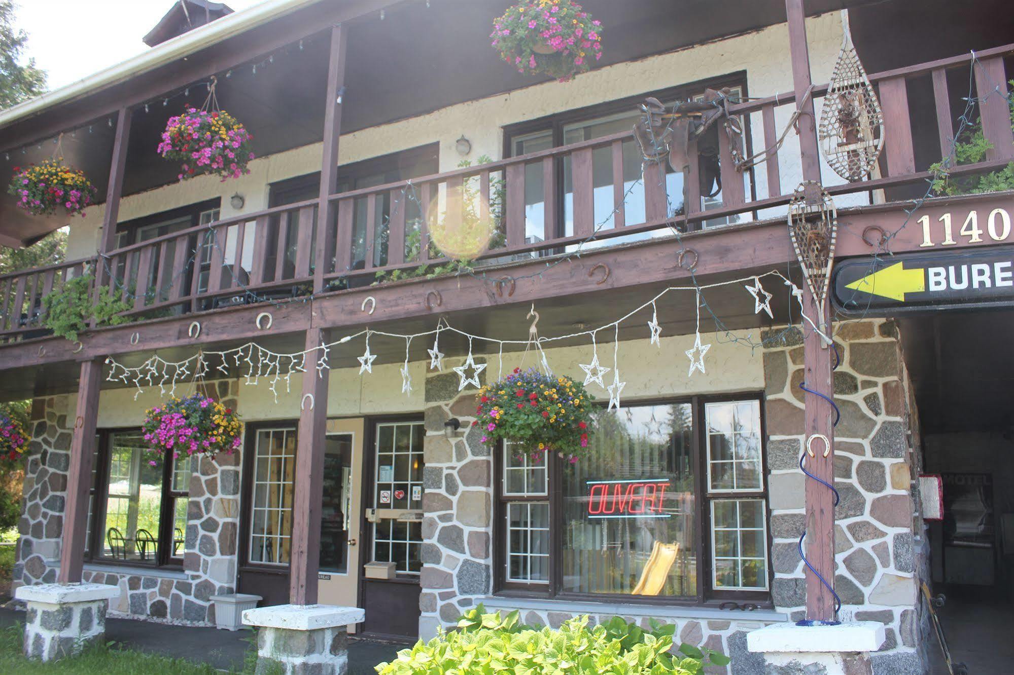 Motel Des Pays D'En Haut Val-David Exterior photo