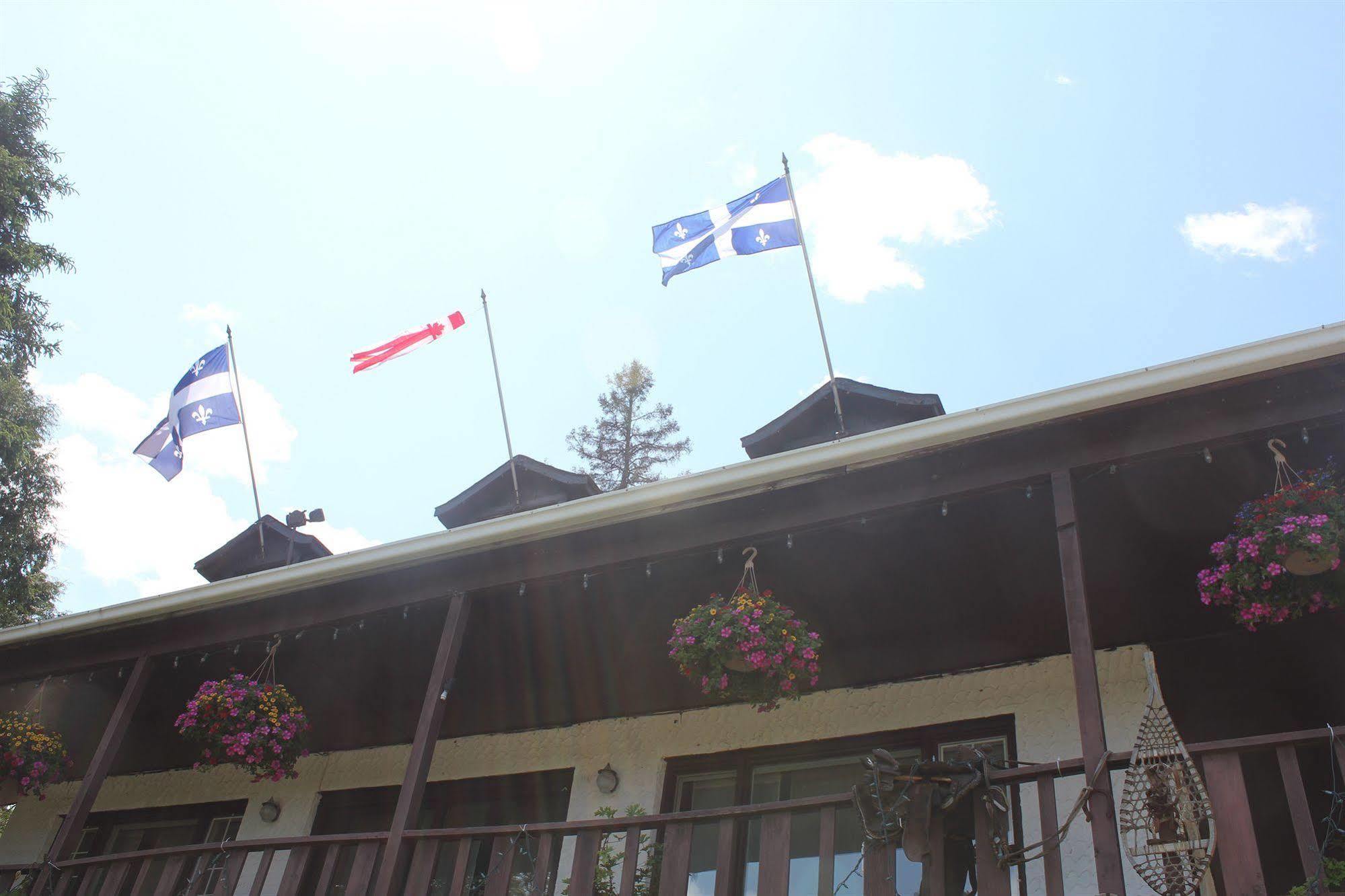 Motel Des Pays D'En Haut Val-David Exterior photo