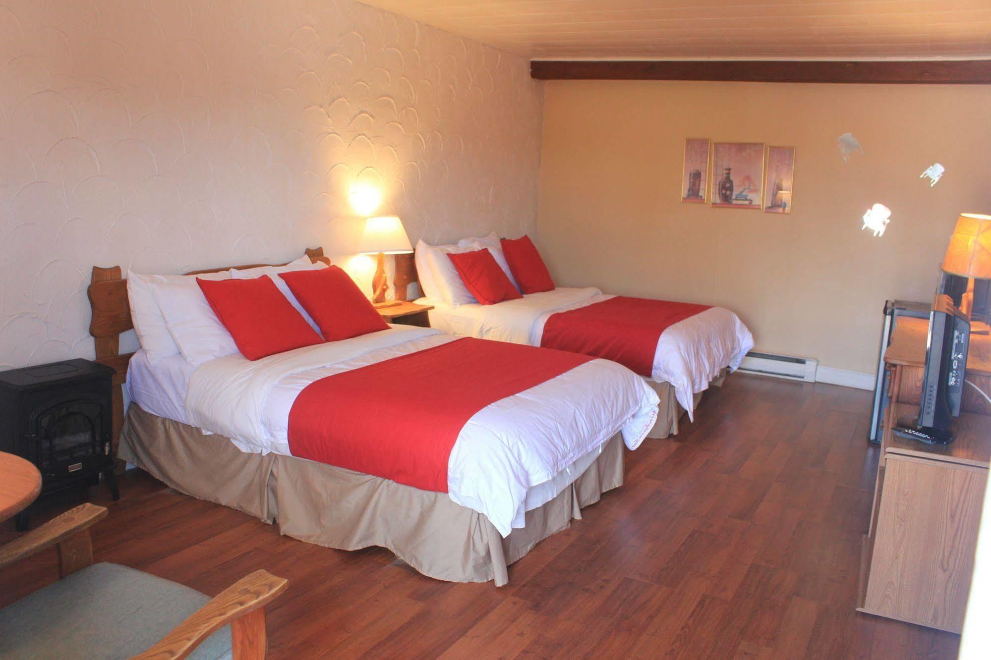 Motel Des Pays D'En Haut Val-David Exterior photo