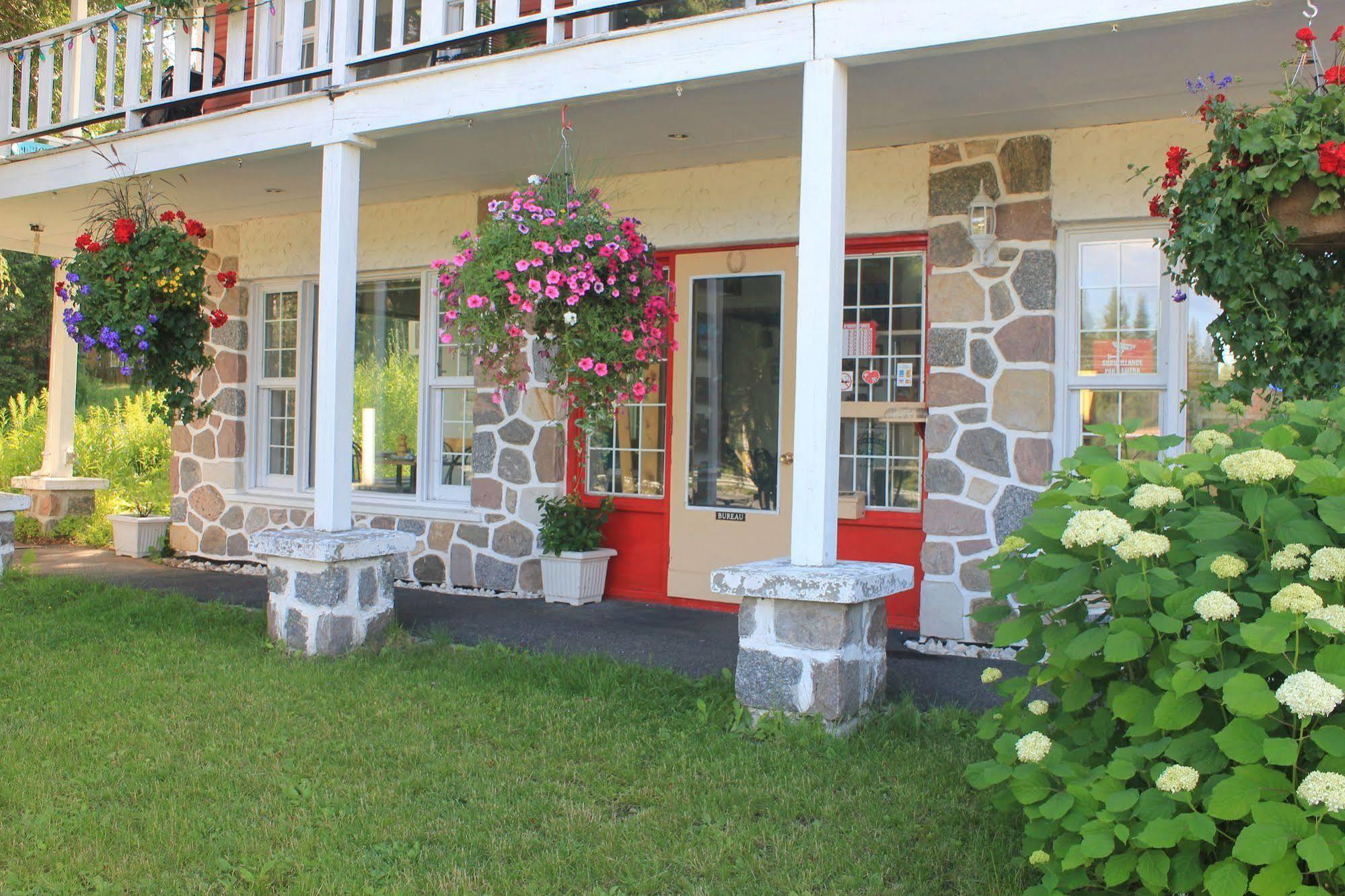 Motel Des Pays D'En Haut Val-David Exterior photo