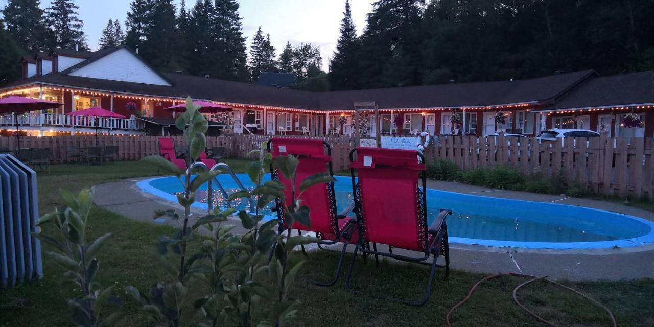 Motel Des Pays D'En Haut Val-David Exterior photo