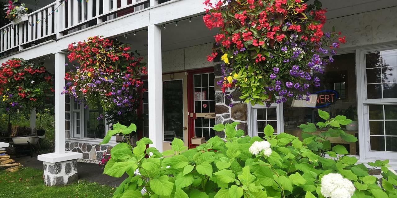 Motel Des Pays D'En Haut Val-David Exterior photo