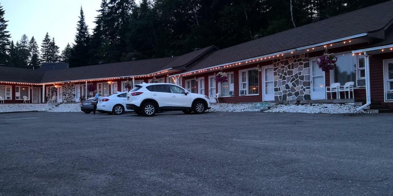 Motel Des Pays D'En Haut Val-David Exterior photo
