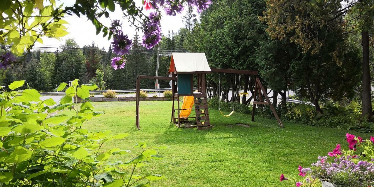 Motel Des Pays D'En Haut Val-David Exterior photo